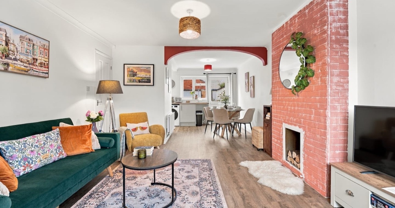 2 bedroom furnished house in Warwick